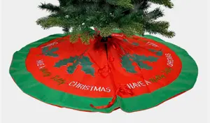 B22 22   136cm Holly Jolly Tree Skirt