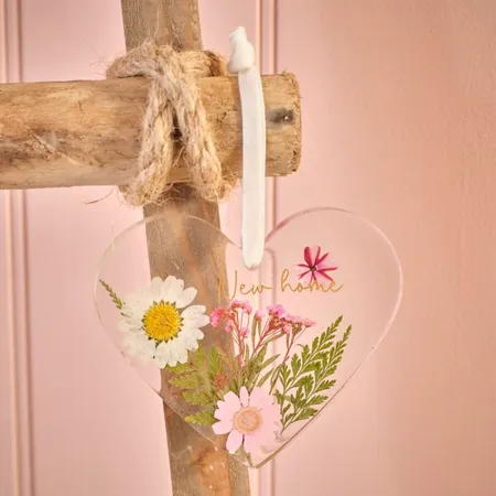 DITSY FLORAL RESIN HEART HANGER WITH PRESSED DRIED FLOWERS NEW HOME