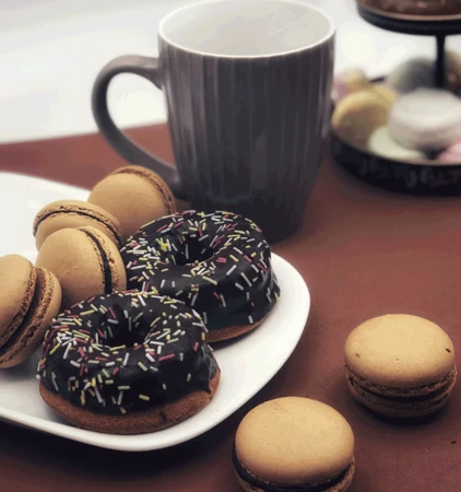 Salted Caramel Macarons 6 piece - image 2